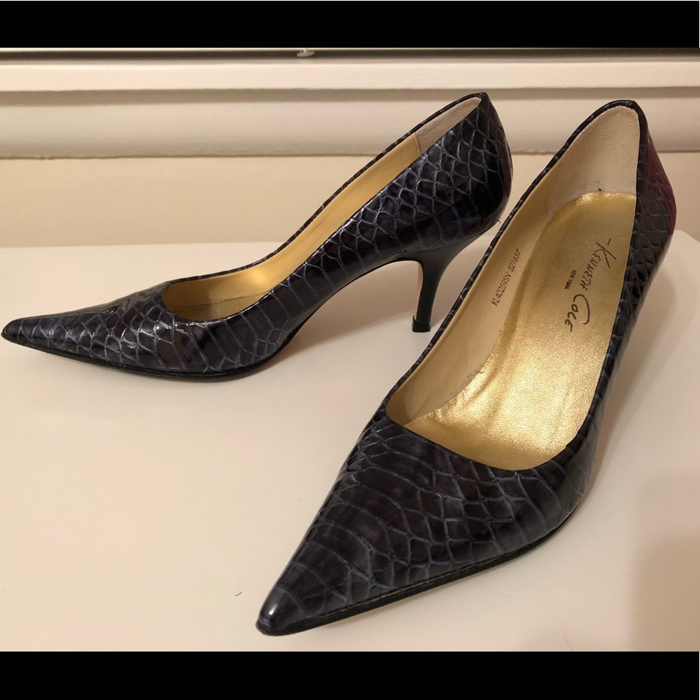 Crock Embossed Blue Pumps